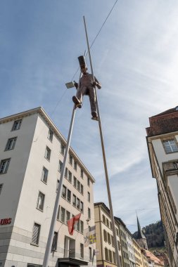 Chur, İsviçre, 11 Nisan 2022 Şehir merkezinde ayaklıklar üzerinde yürüyen bir adamın heykeli