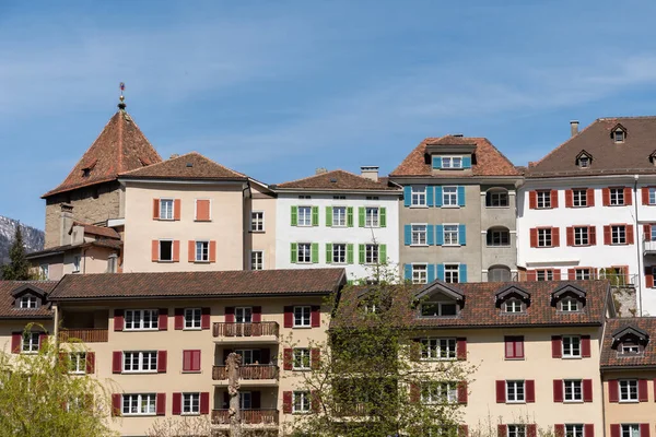 2022年4月11日 瑞士朱尔市 一个阳光灿烂的历史古城的传统建筑 — 图库照片