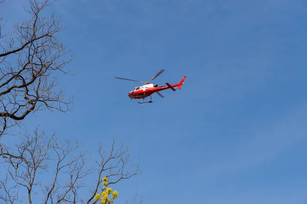 Chur Suíça Abril 2022 Helicóptero Está Fazendo Algum Trabalho Transporte — Fotografia de Stock