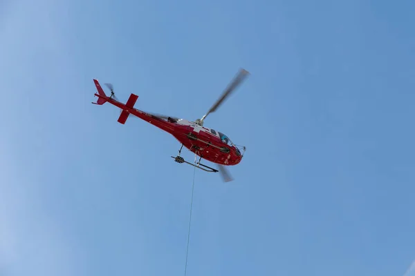 Chur Zwitserland April 2022 Helikopter Doet Wat Vrachtvervoer Boven Het — Stockfoto