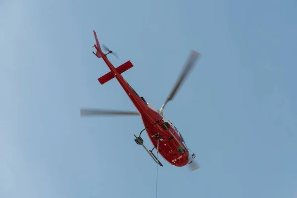 Chur Suiza Abril 2022 Helicóptero Está Haciendo Algunos Trabajos Transporte — Foto de Stock
