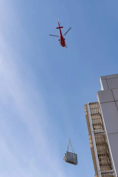 Chur Ελβετία Απριλίου 2022 Ελικόπτερο Κάνει Κάποιες Εργασίες Μεταφοράς Φορτίου — Φωτογραφία Αρχείου