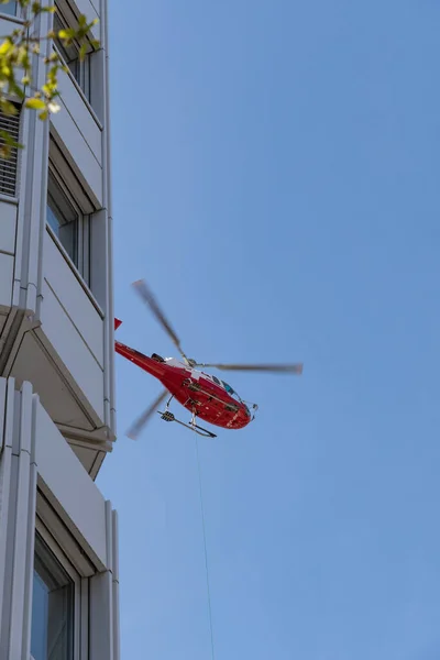 Chur Suíça Abril 2022 Helicóptero Está Fazendo Algum Trabalho Transporte — Fotografia de Stock