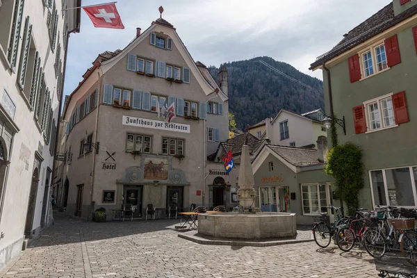 Chur, İsviçre, 11 Nisan 2022 Güneşli bir günde tarihi eski kasabadaki geleneksel binalar