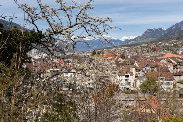 2022年4月11日スイス チュール春の時間を背景に素晴らしいアルプスとダウンタウンエリアの魅力的な景色 — ストック写真