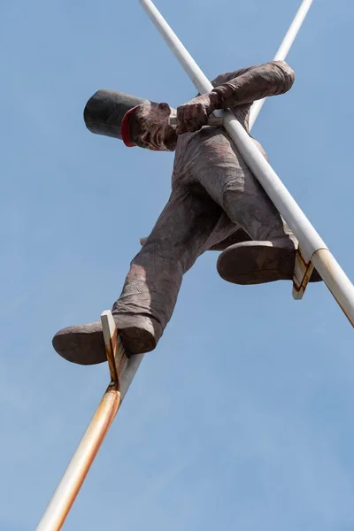 Кур Швейцария Апреля 2022 Года Скульптура Человека Идущего Ходулях Центре — стоковое фото