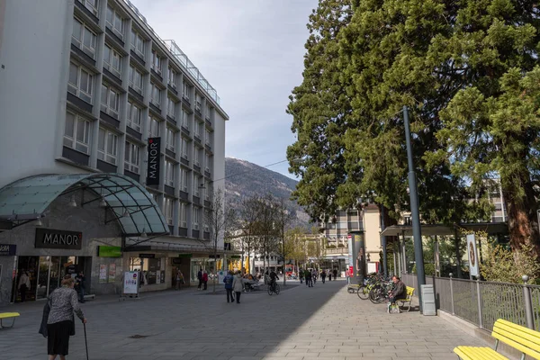 Chur, İsviçre, 11 Nisan 2022 İnsanlar güneşli bir bahar gününde şehir merkezinde yürüyorlar.