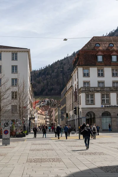 Кур Швейцария Апреля 2022 Весной Солнечный День Центру Города Ходят — стоковое фото