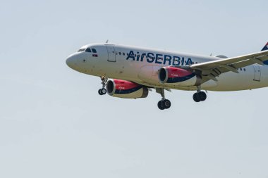 Zürih, İsviçre, 20 Mayıs 2022 Air Serbia Airbus A319-132 14. piste yaklaşan son uçak.