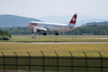 Zürih, İsviçre, 20 Mayıs 2022 Swiss International Airlines Airbus A321-111, 14. piste yaklaşmaktadır.