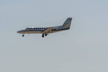Zürih, İsviçre, 20 Mayıs 2022 Cessna 550B Bravo uçağı 14 numaralı piste yaklaşıyor.