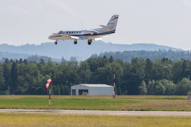 Zürih, İsviçre, 20 Mayıs 2022 Cessna 550B Bravo uçağı 14 numaralı piste yaklaşıyor.