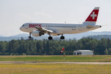 Zürih, İsviçre, 20 Mayıs 2022 Swiss International Airlines Airbus A320-214, pist 14 'e yaklaşmaktadır.