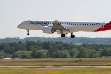 Zürih, İsviçre, 20 Mayıs 2022 Helvetic Havayolları Embraer E-195-E2 uçak 14 nolu piste vardı.
