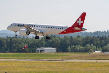 Zürih, İsviçre, 20 Mayıs 2022 Helvetic Havayolları Embraer E-195-E2 uçak 14 nolu piste vardı.