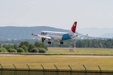 Zürih, İsviçre, 20 Mayıs 2022 Chair Airlines Airbus A320-214 numaralı uçak 14 nolu piste iniyor.