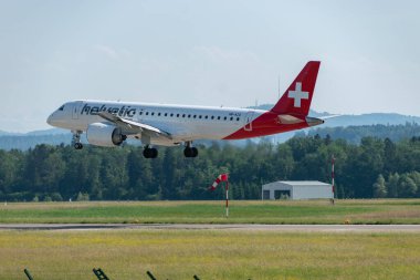 Zürih, İsviçre, 20 Mayıs 2022 Helvetic Havayolları Embraer E-190-E2 uçağı 14 numaralı piste iniyor.