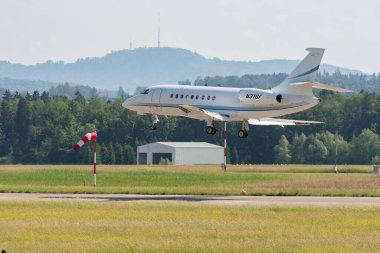 Zürih, İsviçre, 20 Mayıs 2022 Dessault Falcon 2000 EX uçağı 14 numaralı piste yaklaşıyor.