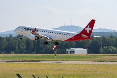 Zürih, İsviçre, 20 Mayıs 2022 Helvetic Havayolları Embraer E-190LR 14 numaralı piste iniyor.
