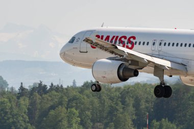 Zürih, İsviçre, 20 Mayıs 2022 Swiss International Airlines Airbus A320-214 numaralı uçak 14 numaralı piste iniyor.