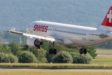 Zürih, İsviçre, 20 Mayıs 2022 Swiss International Airlines Airbus A320-214 numaralı uçak 14 numaralı piste iniyor.