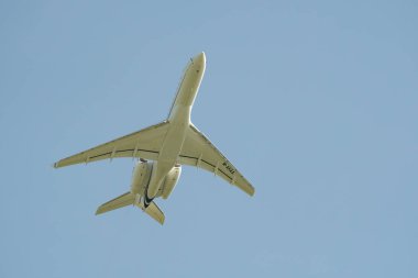 Zürih, İsviçre, 20 Mayıs 2022 BD-700-1A10 Global 6000 uçağı 32 numaralı pistten kalkıyor.