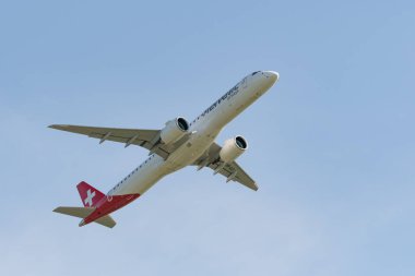Zürih, İsviçre, 20 Mayıs 2022 Helvetic Havayolları Embraer E-195-E2 uçağı 32 numaralı pistten kalkıyor.