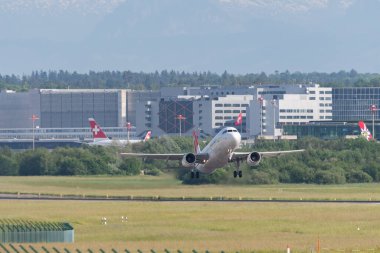 Zürih, İsviçre, 20 Mayıs 2022 Chair Airlines Airbus A320-214 Pist 32 'den kalkıyor.