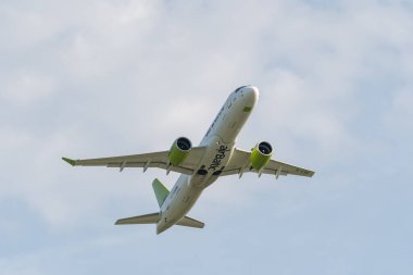 Zürih, İsviçre, 20 Mayıs 2022 Hava Baltık Bombacısı CS-300 veya A220-300 uçağı 32 numaralı pistten kalkıyor.