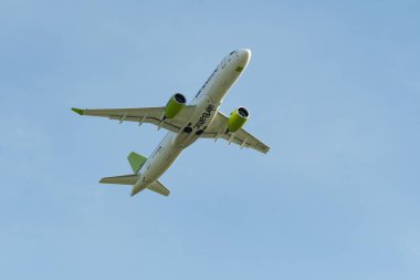 Zürih, İsviçre, 20 Mayıs 2022 Hava Baltık Bombacısı CS-300 veya A220-300 uçağı 32 numaralı pistten kalkıyor.