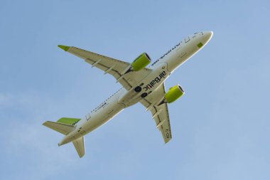 Zürih, İsviçre, 20 Mayıs 2022 Hava Baltık Bombacısı CS-300 veya A220-300 uçağı 32 numaralı pistten kalkıyor.