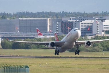 Zürih, İsviçre, 20 Mayıs 2022 Swiss International Airlines Airbus A330-343 pistten kalkıyor.