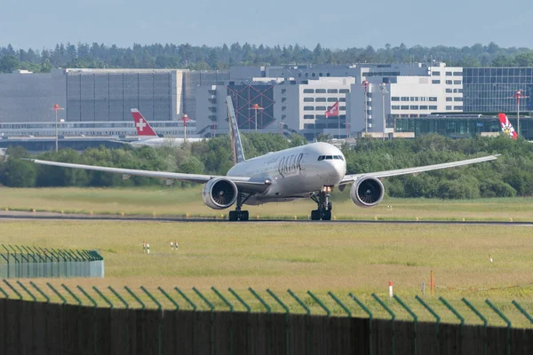 2022年5月20日 瑞士苏黎世 卡塔尔航空公司波音777 300Er飞机从32号跑道起飞 — 图库照片