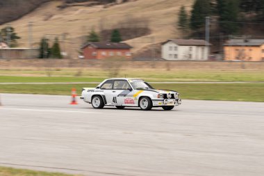 Ambri, Ticino, İsviçre, 3 Nisan 2022 Yerel havaalanı pistinde yarış pisti