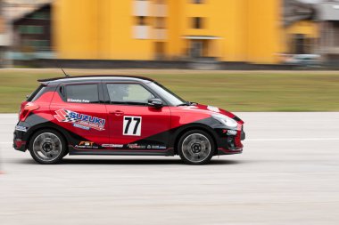 Ambri, Ticino, İsviçre, 3 Nisan 2022 Yerel havaalanı pistinde yarış pisti