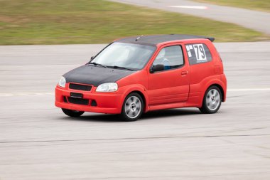 Ambri, Ticino, İsviçre, 3 Nisan 2022 Yerel havaalanı pistinde yarış pisti