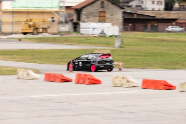 Ambri, Ticino, İsviçre, 3 Nisan 2022 Yerel havaalanı pistinde yarış pisti