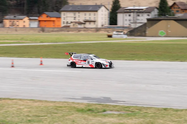 アンブリ ティチーノ スイス 2022年4月3日地元の飛行場の滑走路に沿って車のテストレース — ストック写真