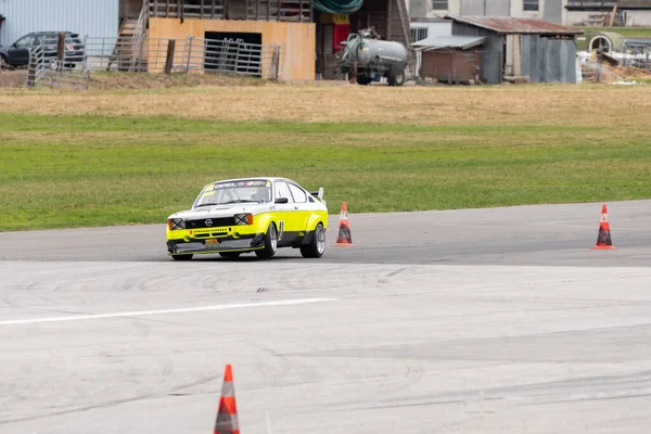 2022年4月3日 瑞士提契诺Ambri 当地机场跑道上的赛车测试 — 图库照片