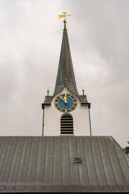 Wildhaus, İsviçre, 5 Mayıs 2022 Katolik Kilisesi. Bahar zamanı bulutlu bir günde merkezde.