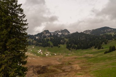 Alt Saint Johann, İsviçre, 5 Mayıs 2022 Majestic Alp manzaralı bahar zamanı bulutlu bir günde