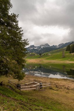 Alt Saint Johann, İsviçre, 5 Mayıs 2022 Küçük Alp Gölü Graeppelensee Bulutlu bir bahar gününde sakin bir dağ bölgesinde