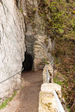 Unterwasser, İsviçre, 5 Mayıs 2022 Dar yaya yolu Thur şelalelerindeki devasa alplere çıkıyor.