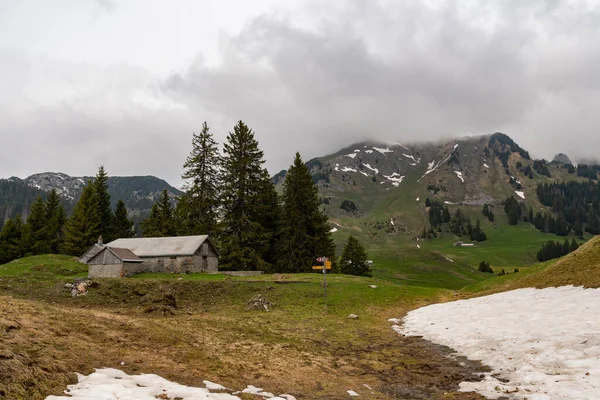 2022年5月5日 瑞士圣约翰阿尔卑斯山 春天多云的一天 宏伟的高山风景 — 图库照片