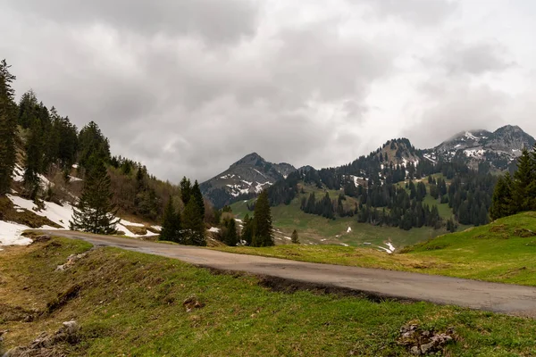 2022年5月5日 瑞士圣约翰阿尔卑斯山 春天多云的一天 宏伟的高山风景 — 图库照片