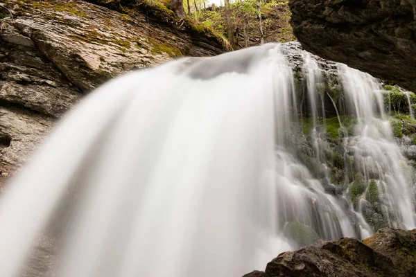 スイスのUnterwasser 2022年5月5日小さな峡谷の美しいThur滝 — ストック写真