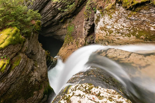 スイスのUnterwasser 2022年5月5日小さな峡谷の美しいThur滝 — ストック写真