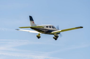 Lommis, İsviçre, 11 Mayıs 2022 Piper PA28-181 Archer III pervane uçağı küçük bir havaalanından kalkıyor.