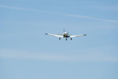 Lommis, İsviçre, 11 Mayıs 2022 Piper PA28-181 Archer III pervane uçağı küçük bir havaalanından kalkıyor.