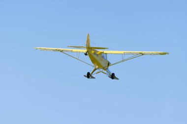 Lommis, İsviçre, 11 Mayıs 2022 Sarı Piper PA18-150 Süper Cub pervaneli uçak küçük bir havaalanından kalkıyor.